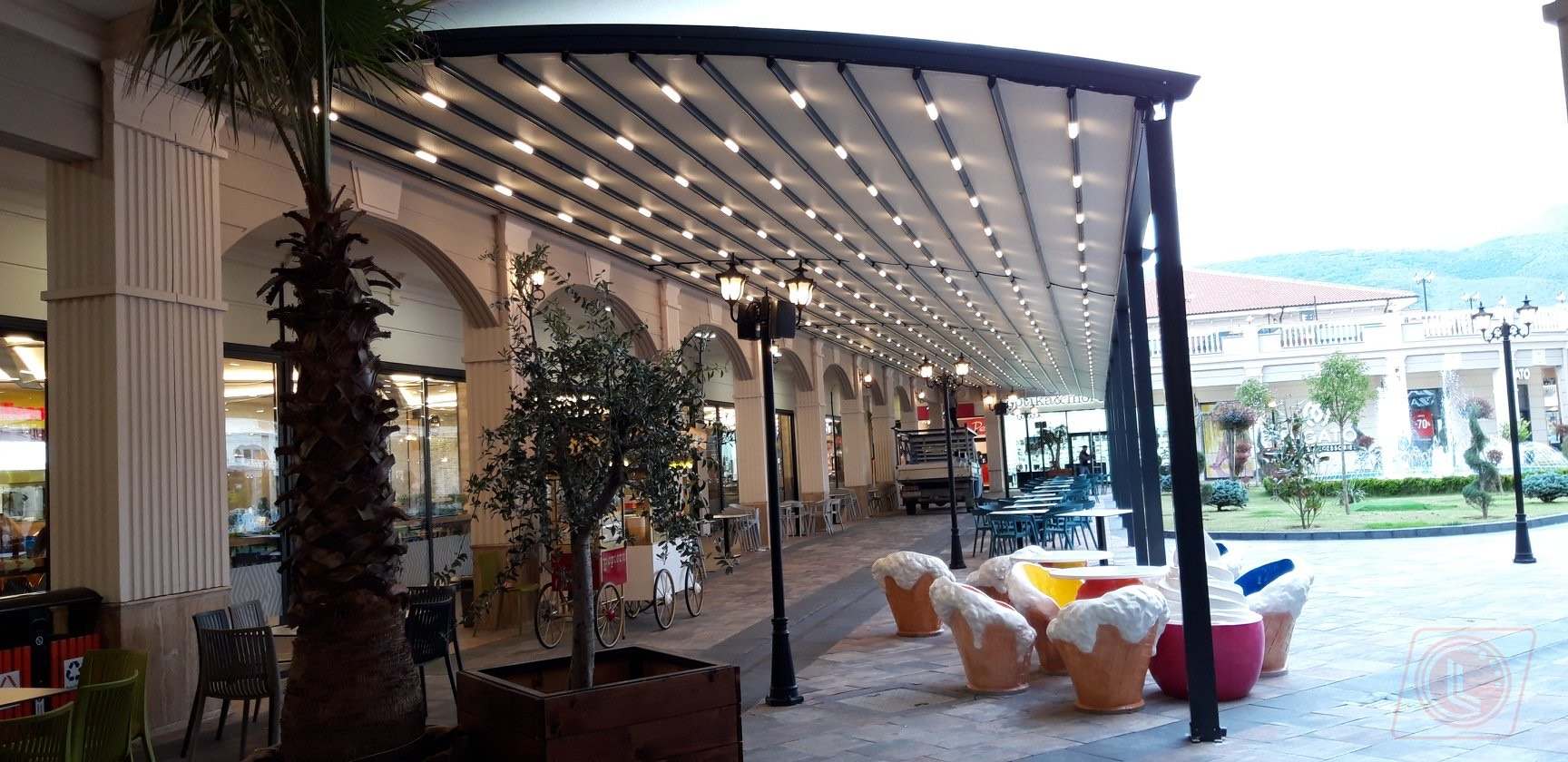 Tendë e motorizuar në tarracën e një restoranti